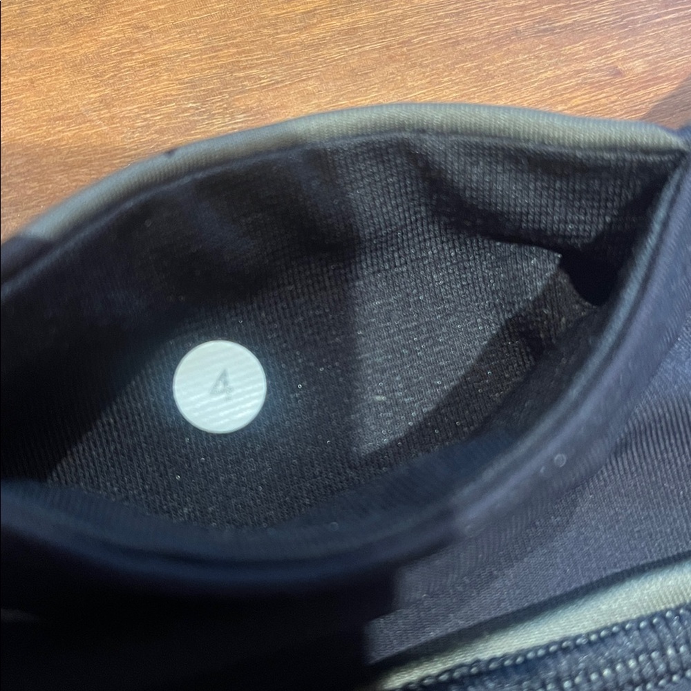 Geometric Patterned Lululemon Size 4 Cropped Legg… - image 4